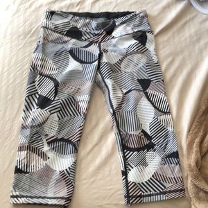 VS Total Knockout Cropped Leggings